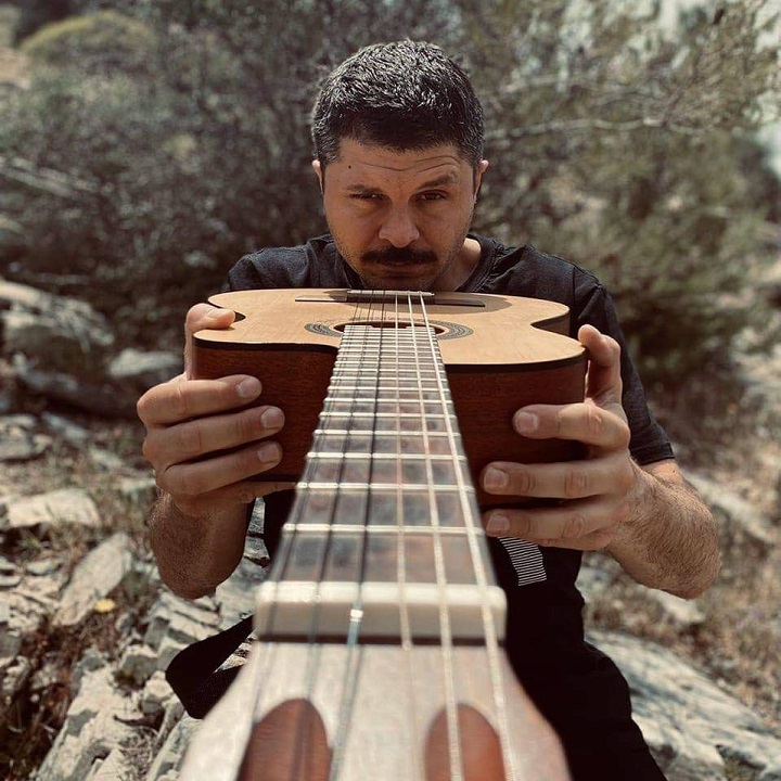 Άλκης Ζούκας ft. Μωζάικ: «3 νύχτες στο Χελμό» - Το τραγούδι που γεννήθηκε σε ένα φεστιβάλ