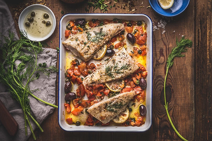 Μπακαλιάρος στο φούρνο με ντοματίνια και ελιές