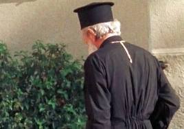 Aν είσαι και παπάς... την τσέπη σου να φυλάς!