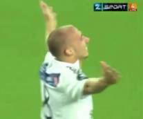 Απίστευτο γκολ με κεφαλιά από τη σέντρα!!!