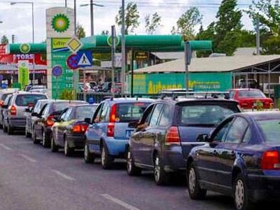 Μεγάλες ουρές στα πρατήρια υγρών καυσίμων