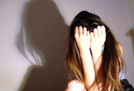 Βίασαν ανήλικη μπροστά στον πατέρα της!