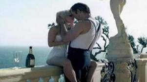 Έκαναν σεξ στο μπαλκόνι και η γυναίκα έπεσε στο κενό!