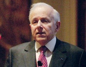 Με... χιούμορ βλέπει το ΠΑΣΟΚ τον σερ Μαρκεζίνη στην ηγεσία