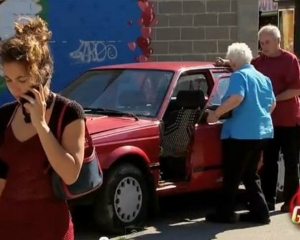 Μια γιαγιά «Ηρακλής» στήνει ξεκαρδιστική φάρσα!