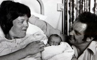 Πέθανε η γυναίκα που γέννησε το πρώτο 