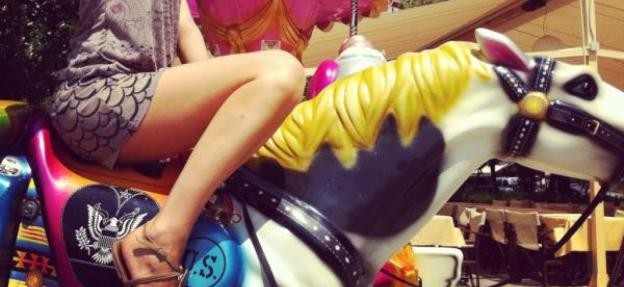 Ποια ελληνίδα παρουσιάστρια «καβάλησε» ψεύτικο άλογο;