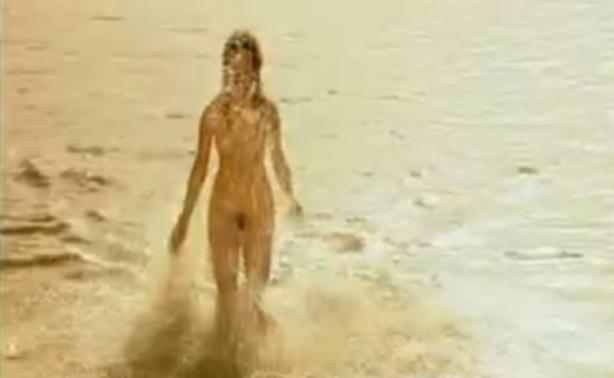 Γυμνή στην άμμο η κόρη της Ελένης από το "Νησί"!