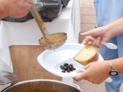 Διάσημη Ελληνίδα τραγουδίστρια στην ουρά για συσσίτιο!!!