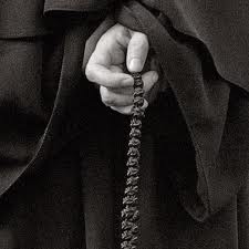 Έπιασαν τον παπά από τα γένια και τον πέταξαν κάτω (βίντεο)