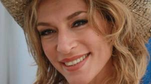 Ζέτα Δούκα! Το κάνει... διαβάζοντας βιβλία!!!