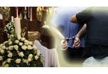 Με χειροπέδες στην κηδεία της μητέρας του…