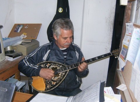 Το πρωί κρατά το κατσαβίδι και το βράδυ ... την πένα!