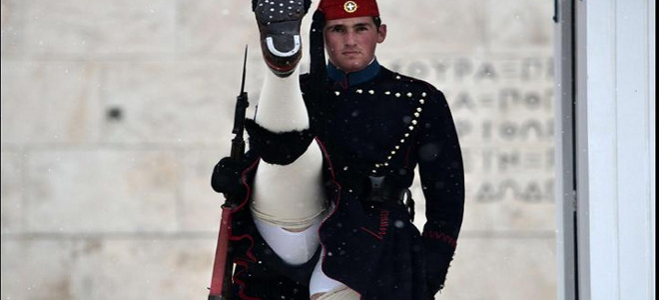 O Guardian φωτογραφίζει τα απόκρυφα τσολιά!!!