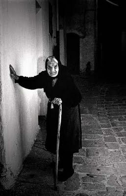 «Μα γιατί υπάρχουν τόσες πολλές μαυροντυμένες στο χωριό;»