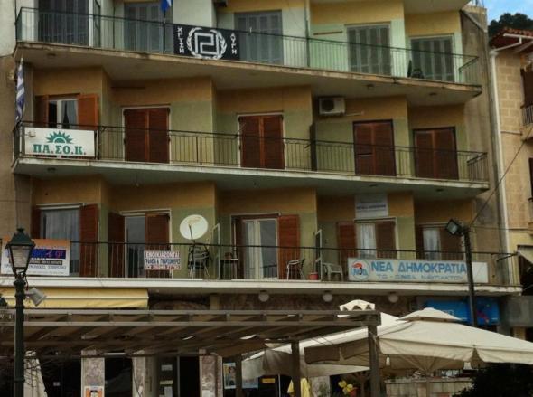 Η τρικομματική πολυκατοικία της Ναυπάκτου!!!
