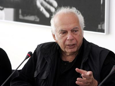 Νίκος Κούνδουρος: «Έπρεπε να είμαστε κάτω στα πεζοδρόμια με σηκωμένη τη γροθιά»