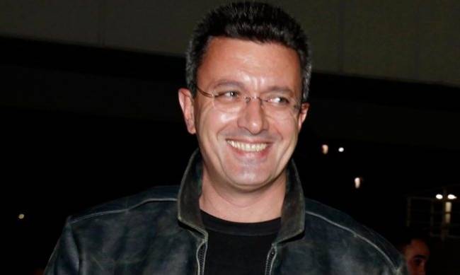 Ο Νίκος Χατζηνικολάου με μεταξωτή ρόμπα παίζει στο «Ο κατά φαντασίαν ασθενής» (φωτό)