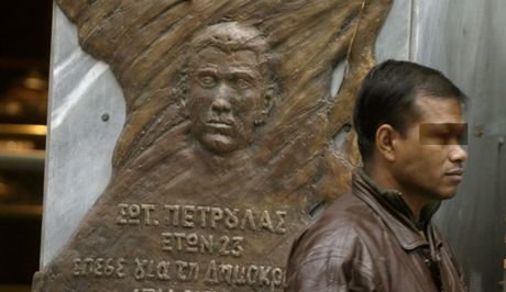 Έκλεψαν την προτομή του Πέτρουλα από τη Σταδίου, για χαλκό!!!