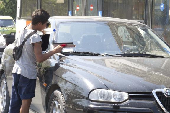 Έβγαζαν τα παιδιά τους στα φανάρια…                       