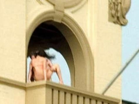 Τους έβλεπαν να κάνουν σεξ στην εκκλησία από την αυλή του σπιτιού τους!!!