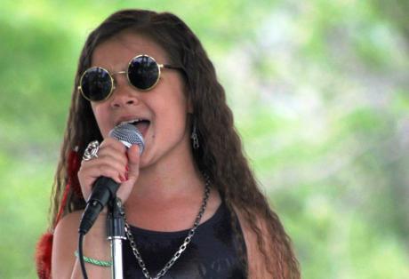 Η 11χρονη ομογενής ρόκερ τραγουδάει για τις... μαμάδες (βίντεο)