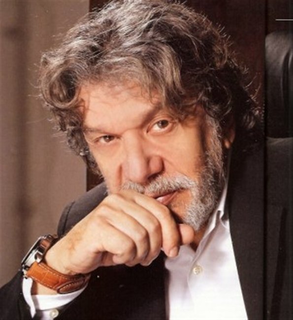 Εικαστικό: O νέος διευθυντής είναι ολόγυμνος!!!