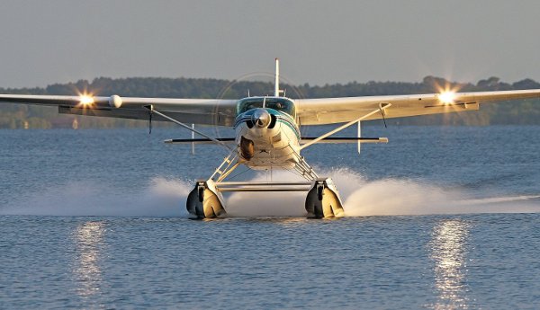 Τα υδροπλάνα πιάνουν Πειραιά…