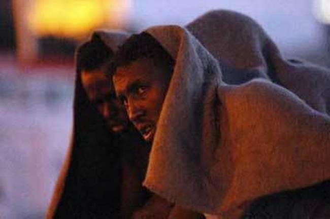 Οι Ιταλοί δίνουν στους μετανάστες 500 ευρώ & χαρτιά, για να πάνε... Γερμανία! Εμείς γιατί ΟΧΙ; 