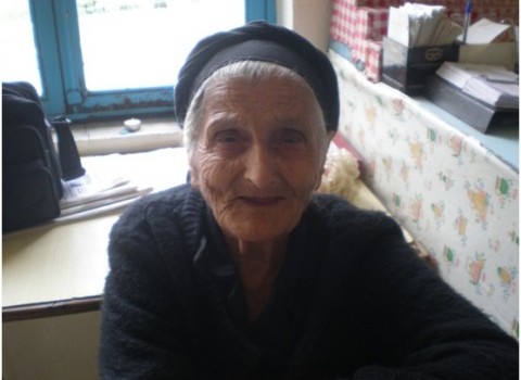 Η γριούλα που διώχνει το… κακό μάτι!!!