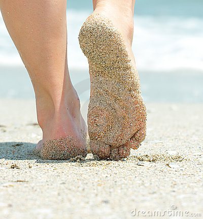 10 λόγοι για να περπατήσετε ξυπόλητοι στην άμμο!!!