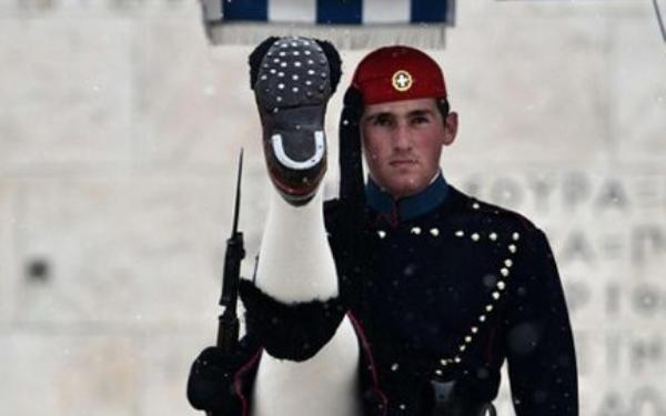 Ο τσολιάς στραβοπάτησε και έπεσε!!! (ΒΙΝΤΕΟ)