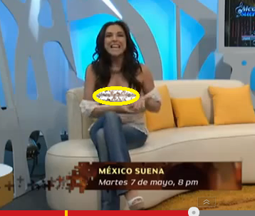 Της κατέβηκε η μπλούζα στον αέρα χωρίς να το καταλάβει!!! (video)