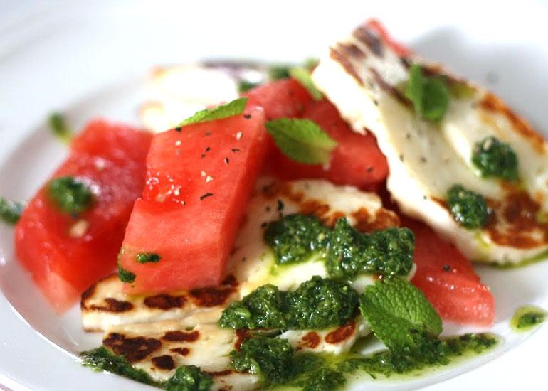 Σαλάτα με καρπούζι και χαλούμι...