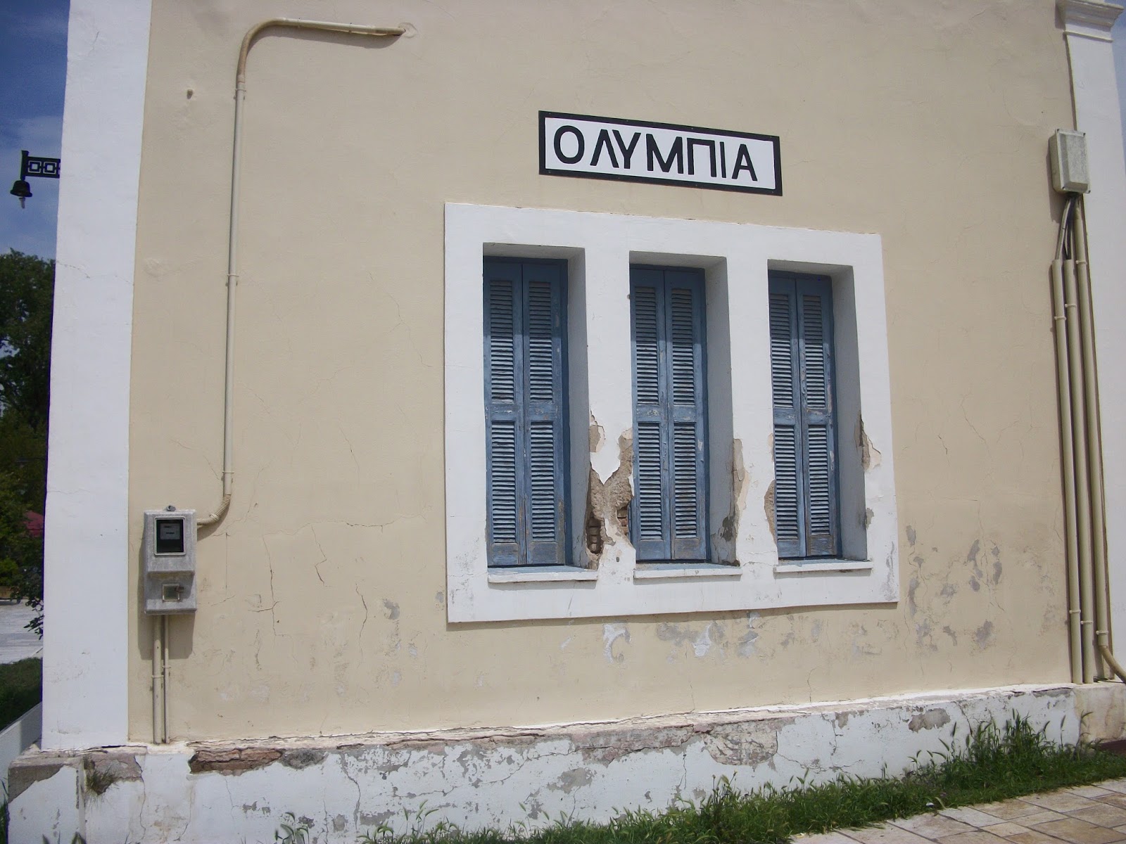 Tι είναι η Αρχαία Ολυμπία; Δύο παράνομες χωματερές, κιτσάτα καφέ του '80, μαγαζιά με παντόφλες!!! Εθνικό ρεζίλι...