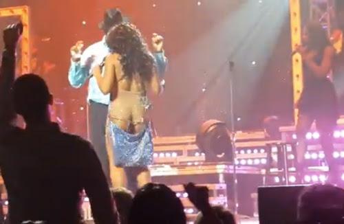 Έφυγε το φόρεμα τραγουδίστριας πάνω στην σκηνή!!! (Βίντεο)