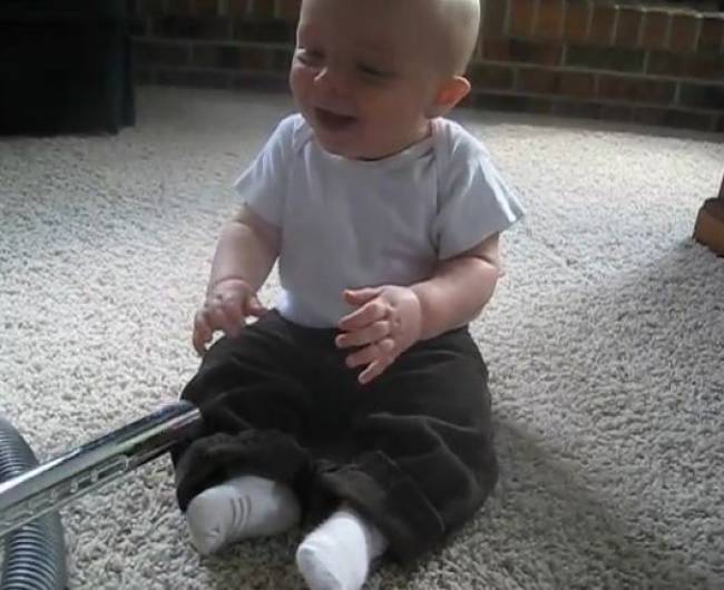 Μωρό εναντίον ηλεκτρικής σκούπας... μέχρι δακρύων!!! (βίντεο)