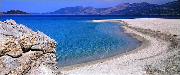 Μεγαλοδημοσιογράφος αγοράζει… ιδιωτική παραλία!