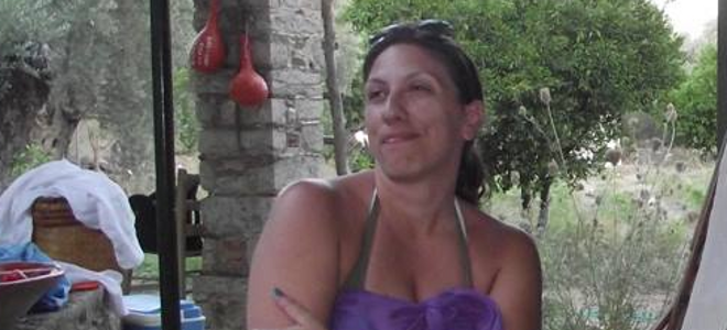 H Ζωή Κωνσταντοπούλου με παρεό... τρώει σύκα!!! (φωτο)