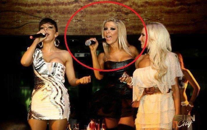 Η ξανθιά τραγουδίστρια και το μικρόφωνο...