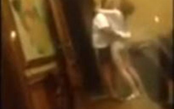 Απίστευτο!!! Διέρρευσε ροζ βίντεο παντρεμένης πολιτικού... (video)