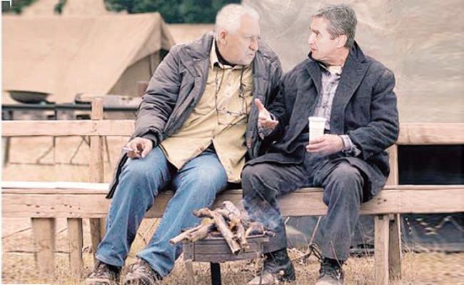 Η εκλογική φτώχεια τους κάθισε στο ίδιο παγκάκι...