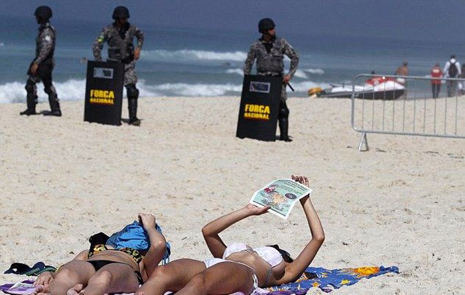 Βραζιλία: Άλλοι διαδηλώνουν κι άλλοι... λιάζονται!!!