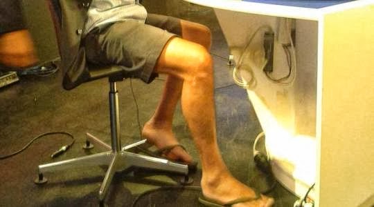 Γνωστός δημοσιογράφος στο studio με σορτσάκι, σαγιονάρα και το σακάκι από πάνω έτσι για ξεκάρφωμα! (φωτο)