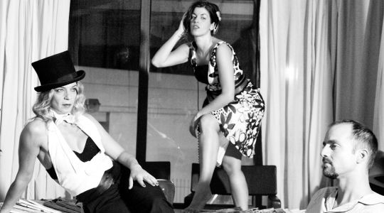 Η Τζούλια στο ντιβάνι...