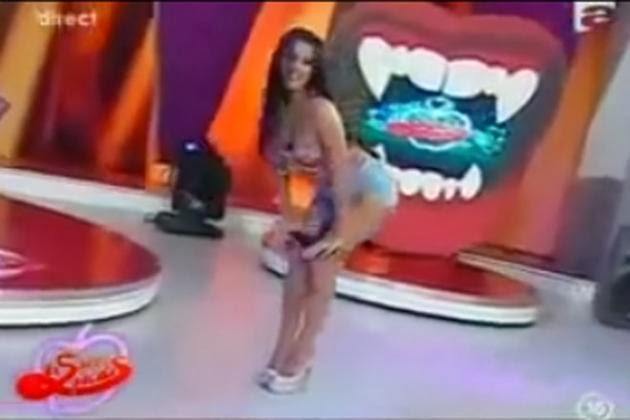 Ρουμάνα παρουσιάστρια «τούμπανο» βγάζει το εσώρουχό της live! (ΒΙΝΤΕΟ)