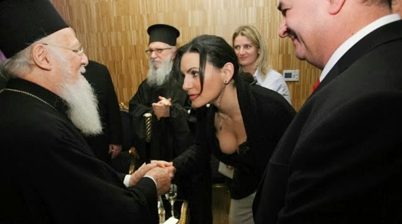 Σκύψε ευλογημένη… κόρη, με τα κάλλη σου!!!