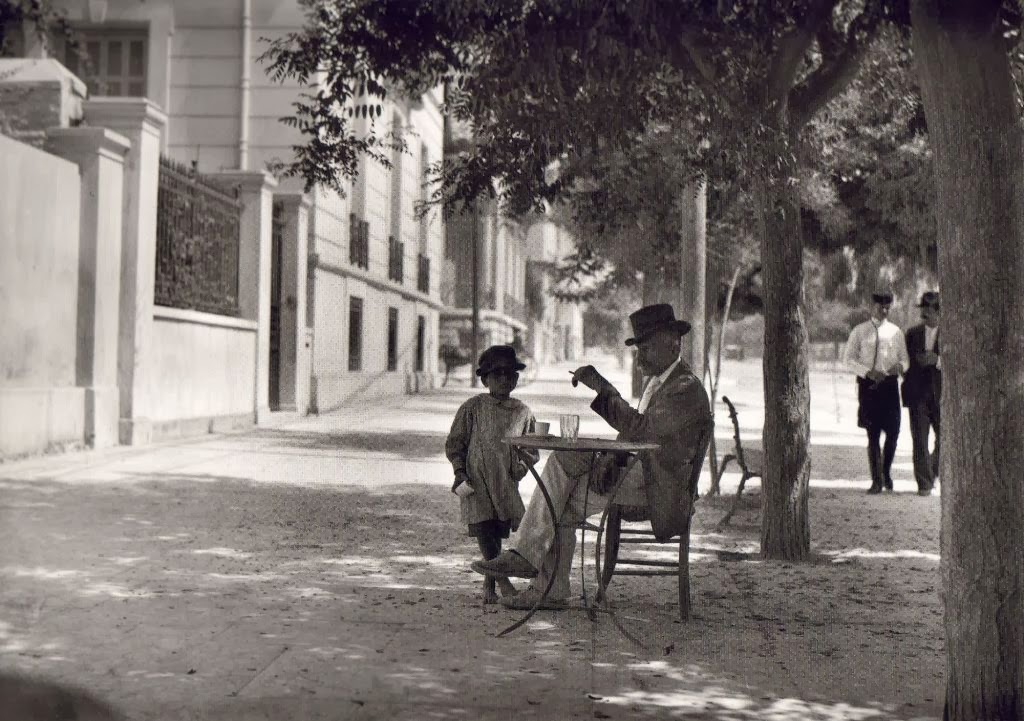 Αθήνα 1920: Γυναίκες πλένουν ρούχα στο ποτάμι, παιδιά παίζουν στις λάσπες στην Πλάκα… (φωτό)
