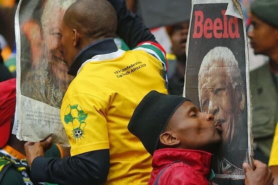 Εκδηλώσεις λατρείας για τον Νέλσον Μαντέλα…