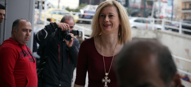 Με μίνι φόρεμα και ένα τεράστιο σκαλιστό σταυρό, η Ραχήλ Μακρή... πάει να μονάσει!!!  (foto)